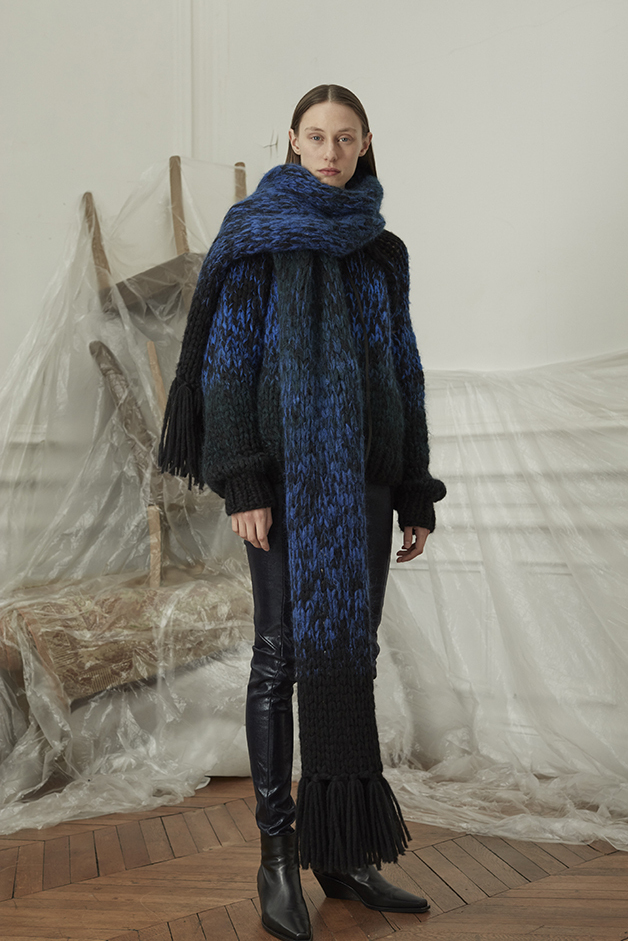 SCARF - SWEATER - LEATHER PANTS - ILARIA NISTRI FALL WINTER 2018 COLLECTION